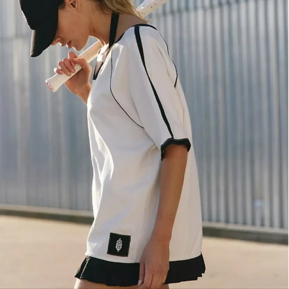 WILL BE GONE SOON) NNWOT) "Baseline Solid tee black/white - Picture 16 of 16